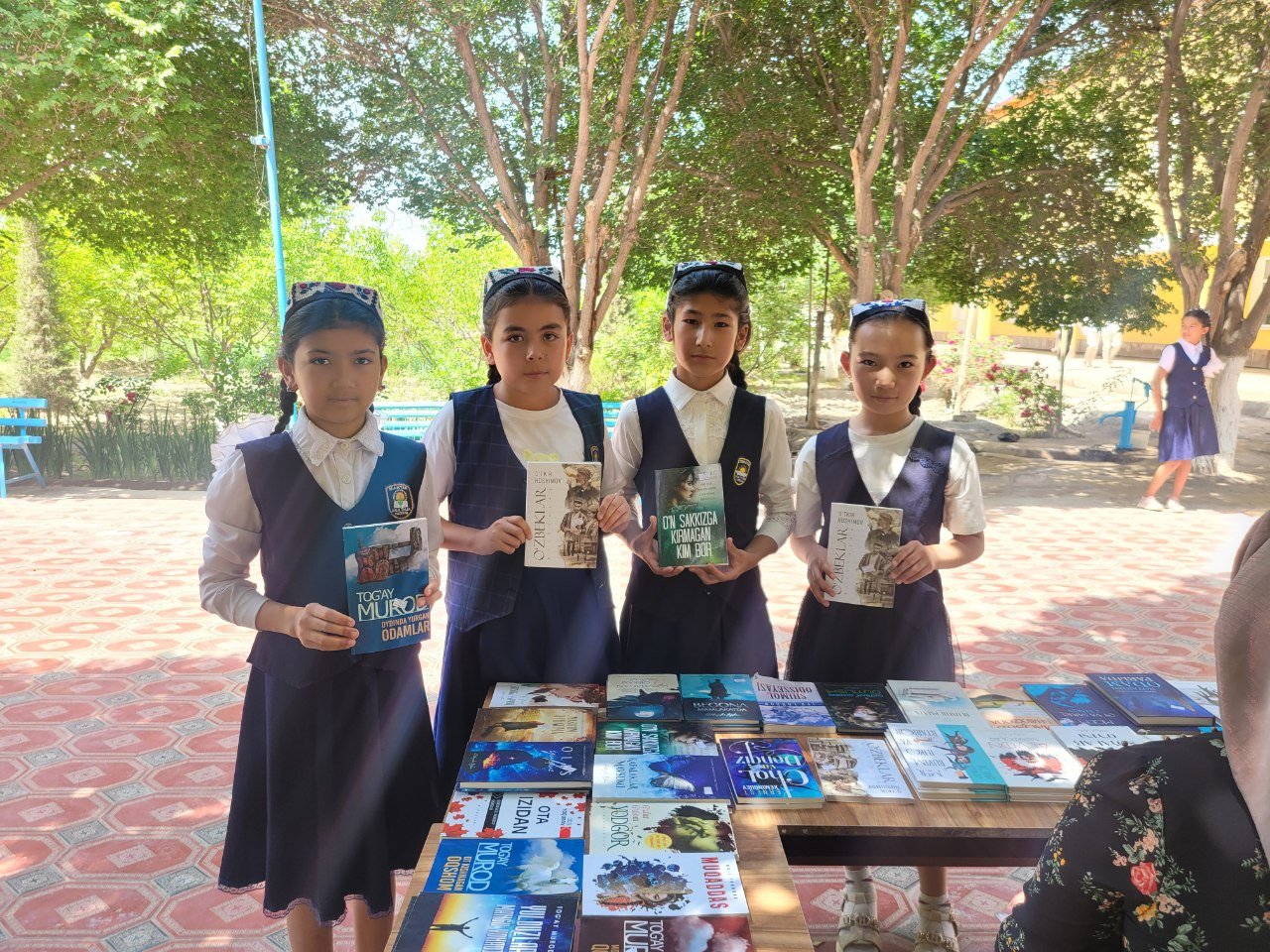 Xorazm viloyati Hazorasp tumani  maktabgacha va maktab ta'limi bo'limiga qarashli 5-son umumta'lim maktabida kitob marafoni.